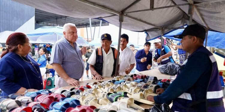 Sin templete y entre puestos: así llegó Rafa Marín al Tianguis de Prado Norte