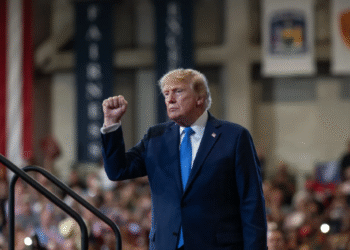 Trump se queda en el dólar: EU lanza polémica moneda con su rostro. ¿Ya la viste?
