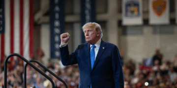 Trump se queda en el dólar: EU lanza polémica moneda con su rostro. ¿Ya la viste?