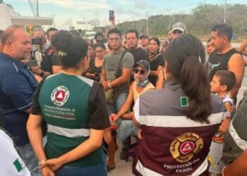 Más de 100 brigadistas combaten incendio de 80 hectáreas