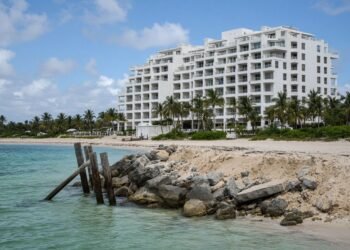 Frenan rompeolas de The Reef Coco Beach; Semarnat rechaza autorización ambiental