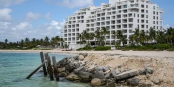 Frenan rompeolas de The Reef Coco Beach; Semarnat rechaza autorización ambiental