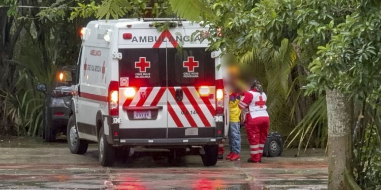 Rayo impacta antena de radio y lesiona a locutor en Felipe Carrillo Puerto