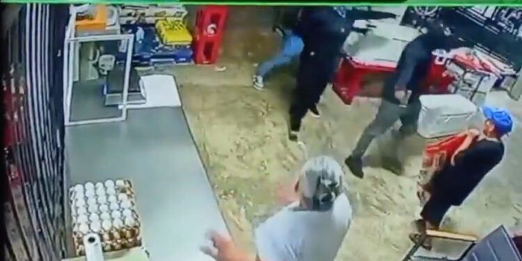 Asalto en Cancún: hombres armados someten a empleados de una tortillería