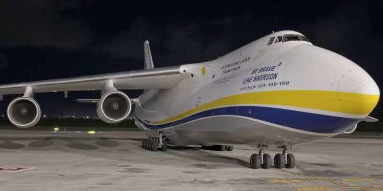El gigante Antonov An-124 aterriza en Cancún
