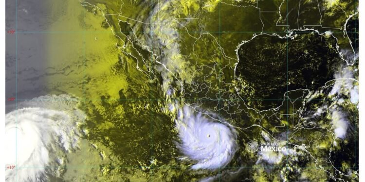 ¡Polo baja a categoría 4! Huracán mantiene su fuerza frente al Pacífico mexicano