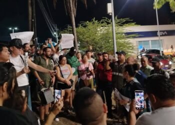 ¿Hasta cuándo? Puerto Morelos sale a las calles harto del humo de los incendios