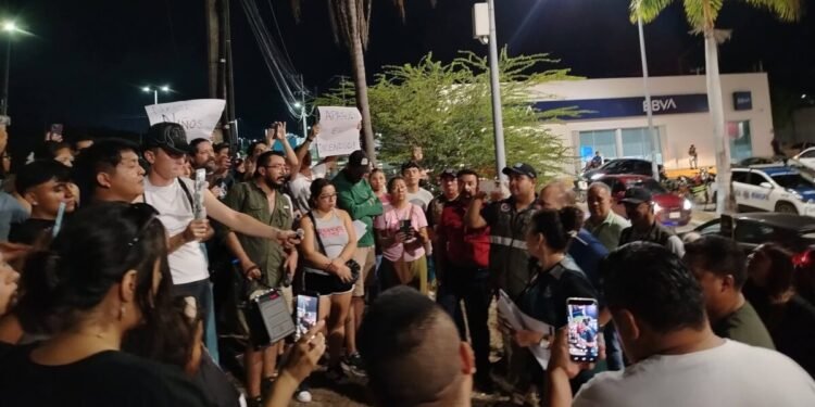 ¿Hasta cuándo? Puerto Morelos sale a las calles harto del humo de los incendios