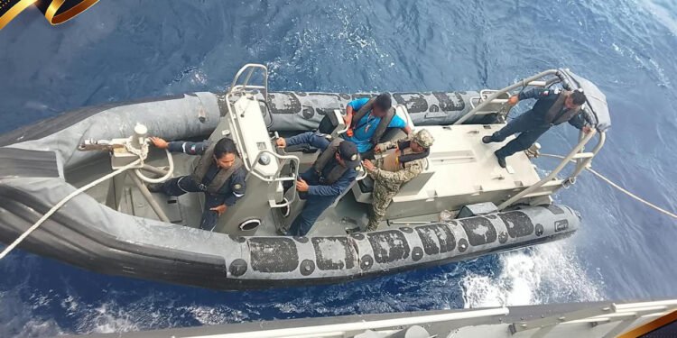 A 481 kilómetros de la costa: así encontraron con vida a un pescador