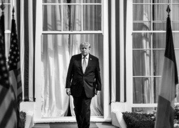 ¿Sin acceso a la Casa Blanca? Trump cierra la puerta a tres medios y advierte: “seguirán otros”