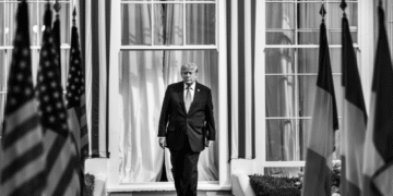 ¿Sin acceso a la Casa Blanca? Trump cierra la puerta a tres medios y advierte: “seguirán otros”