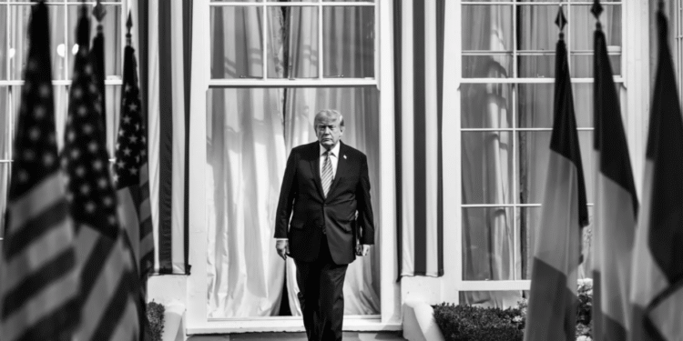 ¿Sin acceso a la Casa Blanca? Trump cierra la puerta a tres medios y advierte: “seguirán otros”