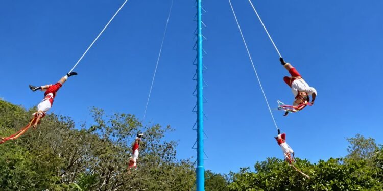 Vuelven las danzas, la música y el vuelo: Tulum prepara regreso de los Voladores de Papantla