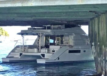 Un yate quedó atorado bajo el puente Calinda, en el km 4.5 de la Zona Hotelera