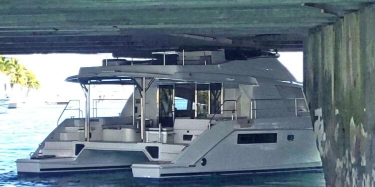 Un yate quedó atorado bajo el puente Calinda, en el km 4.5 de la Zona Hotelera