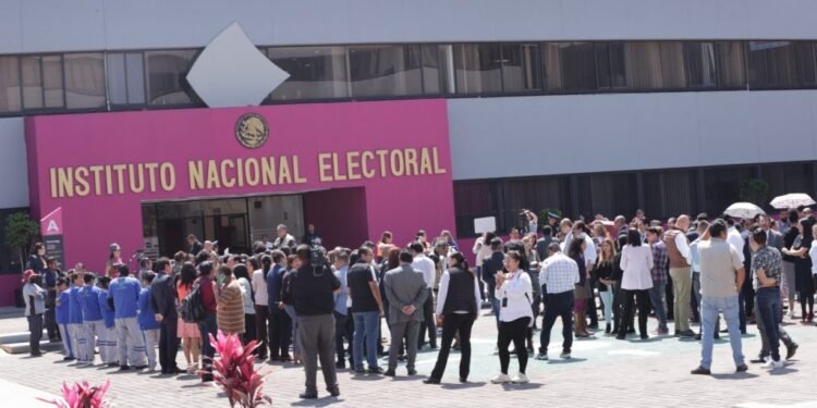 Fuga junto al INE moviliza a Protección Civil: evacúan oficinas y activan home office