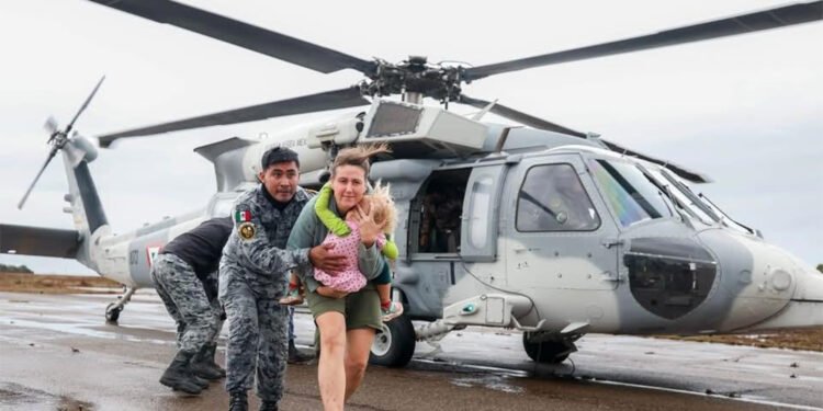 ¡Rescate por aire en Ensenada! Ejército, Fuerza Aérea y GN salvan a 32 personas y tres perros
