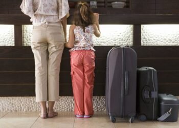 Comisión del Senado avala reforma de turismo para proteger a menores de edad