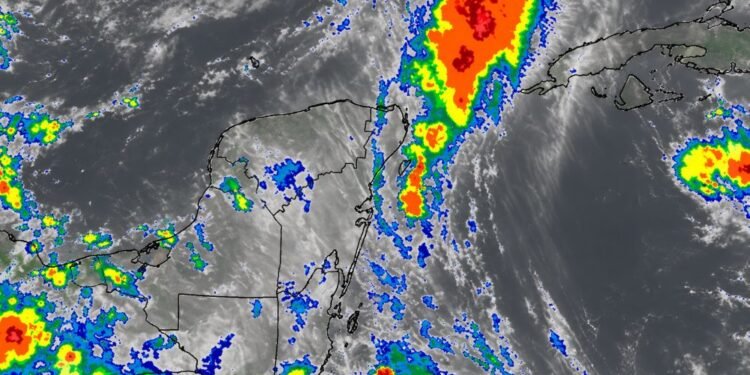 Huracán Isaías alcanza categoría 3; alertan por lluvias fuertes en la península de Yucatán
