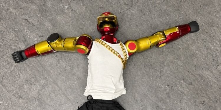 ¡Insólito! Policía alemana “detiene” a robot por presunto acoso sexual