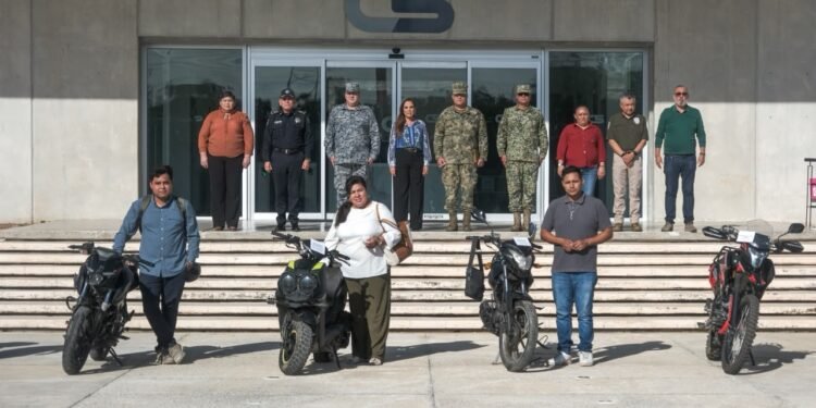 Mara Lezama entrega seis motos y dos autos recuperados en Cancún