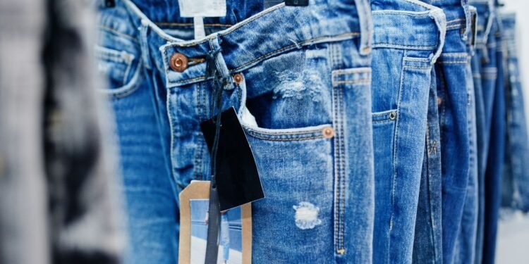 ¿Tus jeans favoritos te quedan más chicos o se destiñen? Profeco revela fallas en pantalones