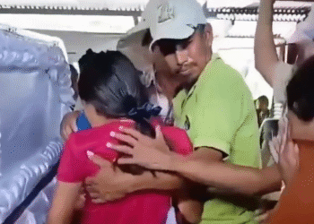 ¡Impactante! Su familia lloraba su muerte, pero ella despertó