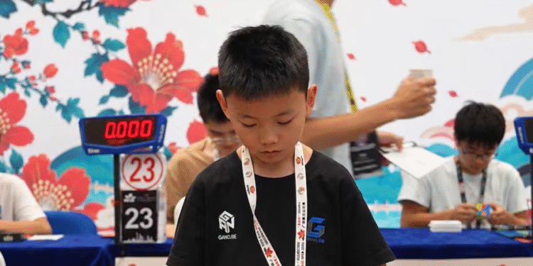 ¿Cuánto tardarías en resolver un cubo de Rubik? En China, un niño lo hizo en 2.51 segundos